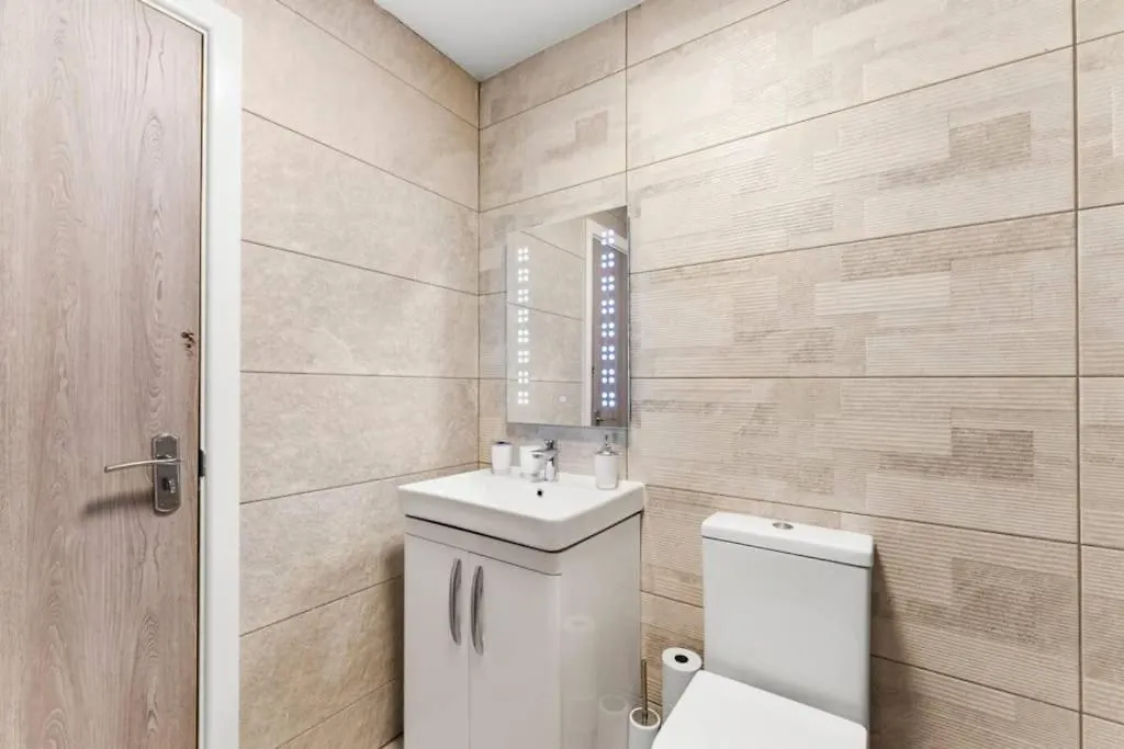 Modern Spacious Three Bedrooms With Private Garden Cardiff Apartment