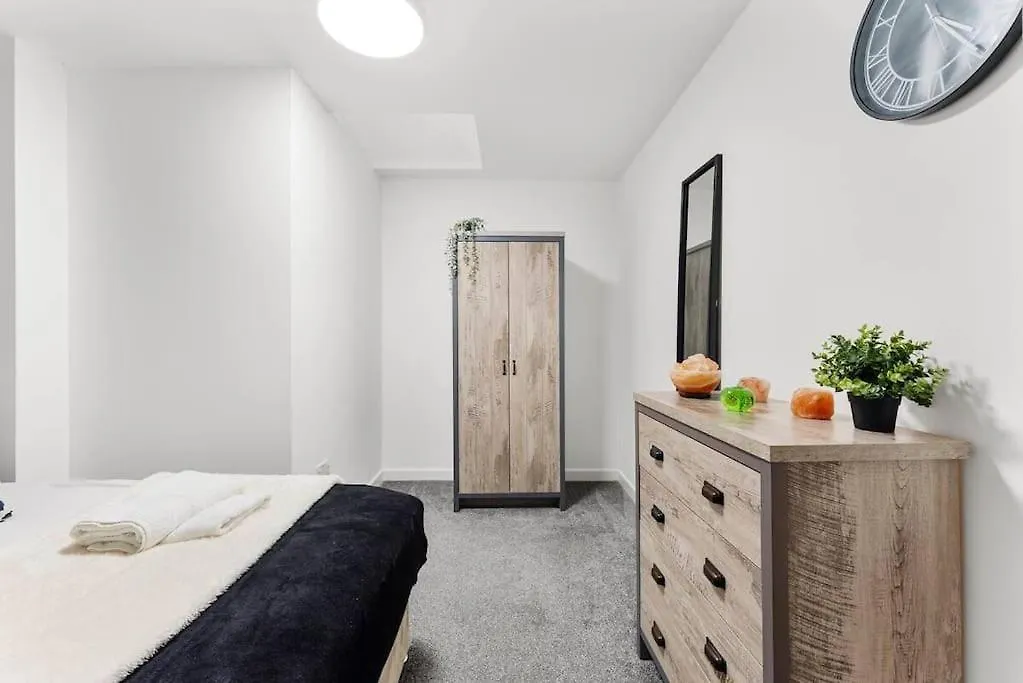 Apartment Modern Spacious Three Bedrooms With Private Garden Cardiff