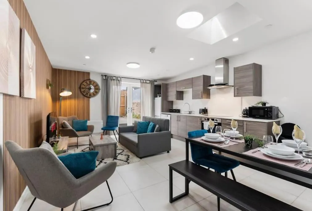Modern Spacious Three Bedrooms With Private Garden Cardiff 0*,  United Kingdom