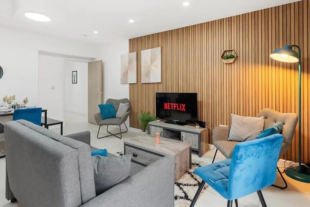 Modern Spacious Three Bedrooms With Private Garden Cardiff