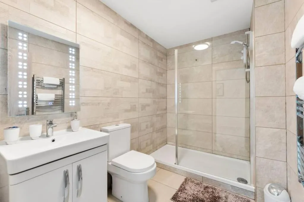 Modern Spacious Three Bedrooms With Private Garden Cardiff